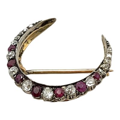une broche antique en forme de croissant, sertie de rubis et de diamants
