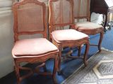 trois chaises qui sont assises l'une à côté de l'autre