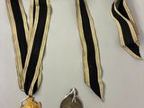 deux médailles et une médaille posée sur une table