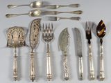 beaucoup de cuillères et de fourchettes en argent sur la table
