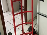 un diable rouge posé par terre