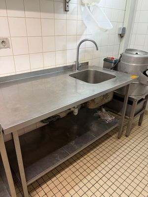 une cuisine avec un évier et un comptoir