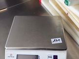 une balance posée sur une table dans une cuisine