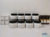 une table blanche sur laquelle sont disposés de nombreux produits de soins de la peau de toutes sortes
