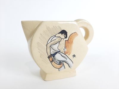 un petit vase sur lequel est représenté un homme