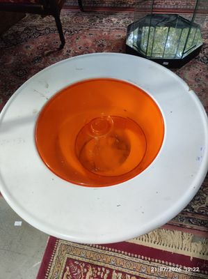 une soupe à l'orange dans un bol posé sur une assiette blanche