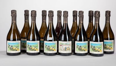 six bouteilles de vin sont alignées sur une table
