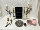 un grand nombre d'objets posés sur une table