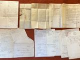 plusieurs vieux papiers sont posés sur une table