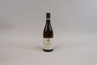 une bouteille de vin posée sur une table