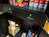 une armoire noire sur laquelle sont posées des boîtes, encore et encore