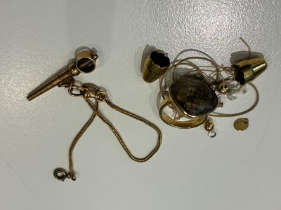 une paire d'écouteurs et un collier posés sur une surface blanche