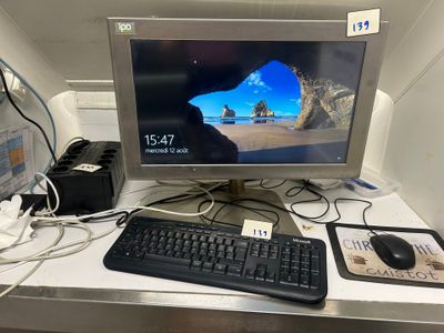 un ordinateur de bureau posé sur une table avec un clavier et une souris