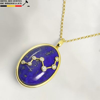 un gros plan sur un collier orné d'un signe du zodiaque