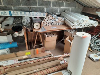 Stock de rouleaux de toile de verre et de papier peints (don… - Photo 1