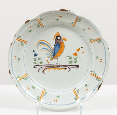 SINCENY. Assiette en faïence à décor au coq.