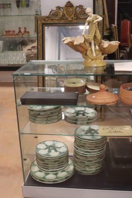 une vitrine en verre contenant des assiettes et des bols