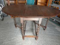 Table gateleg en chêne teinté, piètement en chapelet.