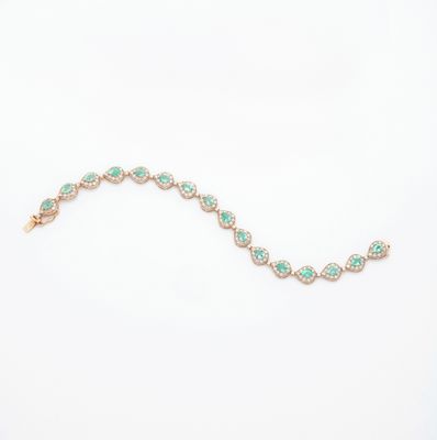 un gros plan d'un bracelet vert et blanc posé sur une surface blanche