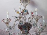 un lustre suspendu au plafond d'une pièce