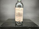 une bouteille de vin posée sur une boîte noire