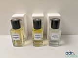 trois flacons de parfum Chanel posés les uns à côté des autres