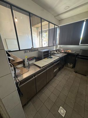 une image d'une cuisine avec beaucoup d'espace de travail