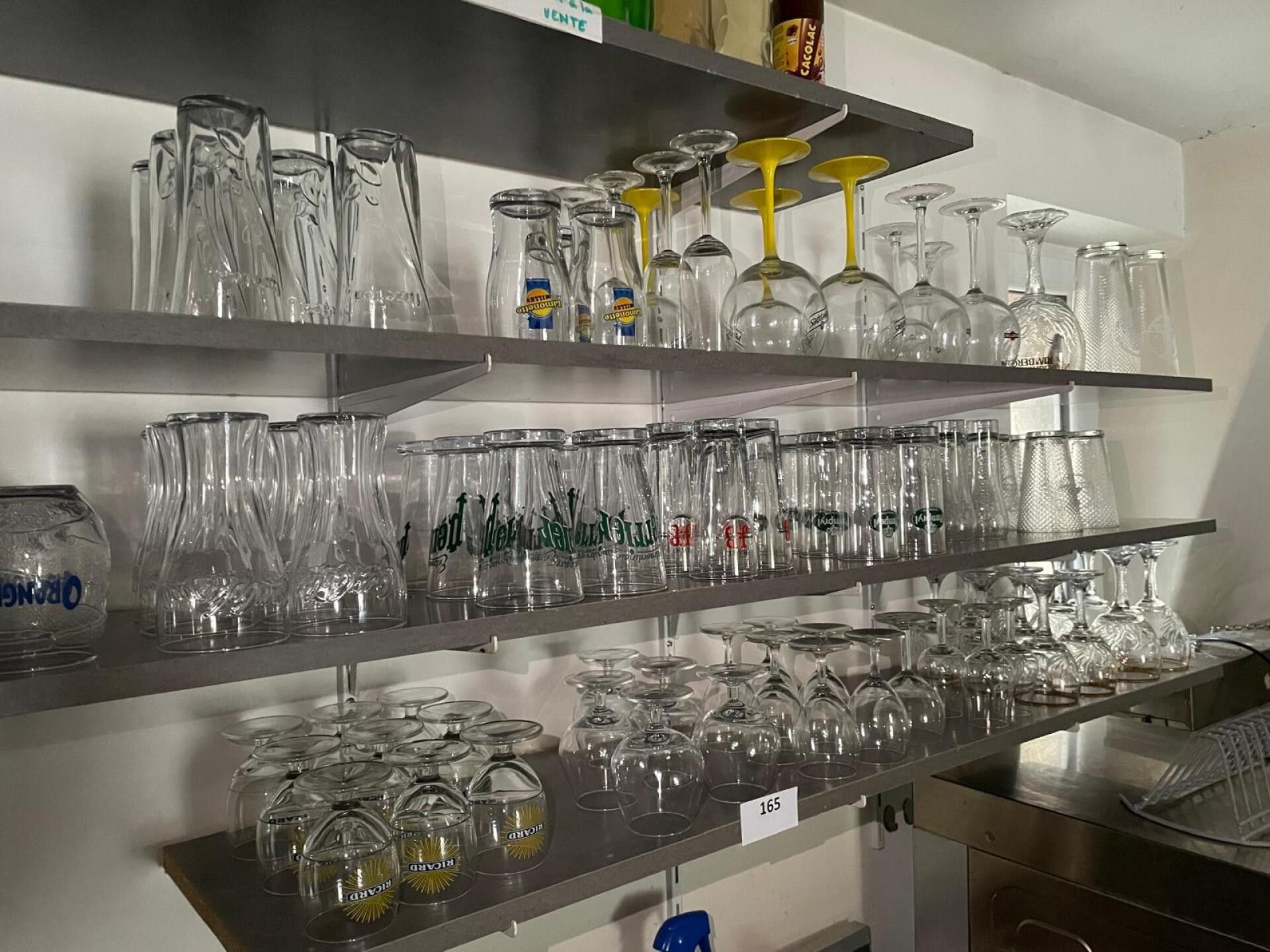 Un lot de verres et pichets : verres à bières, verres public…