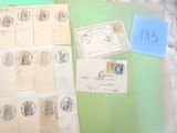 beaucoup de timbres sur une feuille de papier posée sur une table