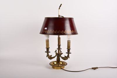 lampe de table en laiton avec un abat-jour rouge sur fond blanc