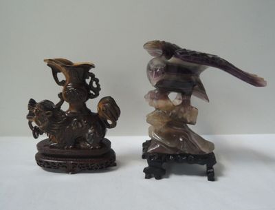 deux figurines assises sur une table