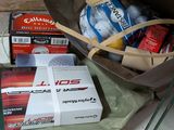 un sac de balles de golf et d'autres objets par terre