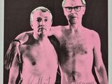 une photo en noir et blanc de deux hommes debout l'un à côté de l'autre