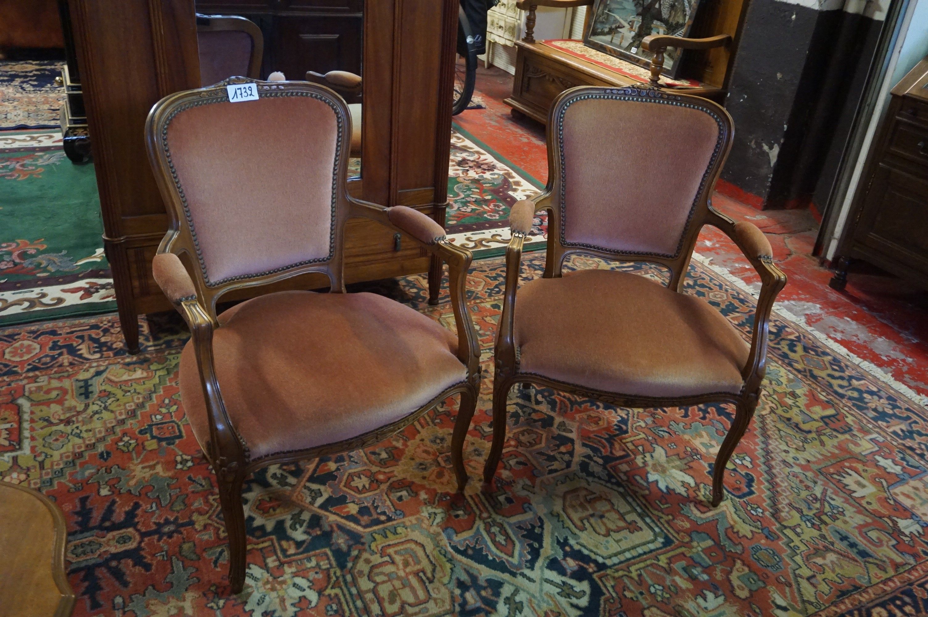 2 fauteuils de style Louis XV - recouverts de velours rose