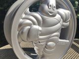 une statue en argent représentant un personnage de dessin animé, posée sur une table