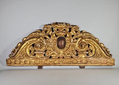 une étagère en or richement décorée, surmontée d'une horloge