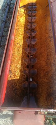 une machine qui se trouve au bord de la voie ferrée