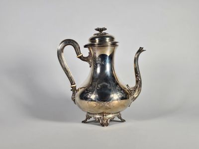 une cafetière en argent avec une anse, sur fond blanc