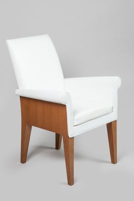 une chaise blanche avec des pieds en bois et une assise blanche
