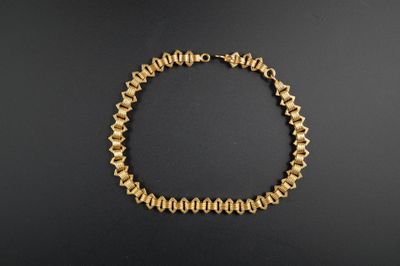 un bracelet en or orné d'un motif en spirale sur fond noir