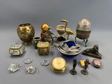 un grand nombre d'objets posés sur une table