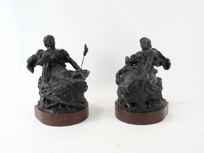 une paire de statues en bronze représentant une femme à cheval et un homme à cheval