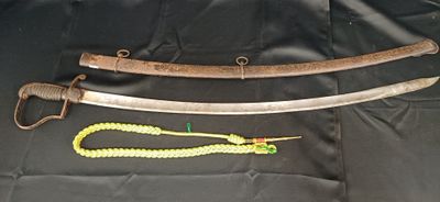 un gros plan d'un couteau et d'une corde posés sur un tissu noir