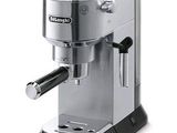 La machine à café est argentée et noire sur fond blanc.