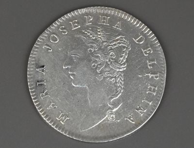 Gros plan sur une pièce d'argent portant une tête de femme