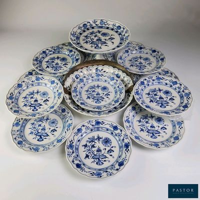 de nombreuses assiettes bleues et blanches disposées ensemble sur une table