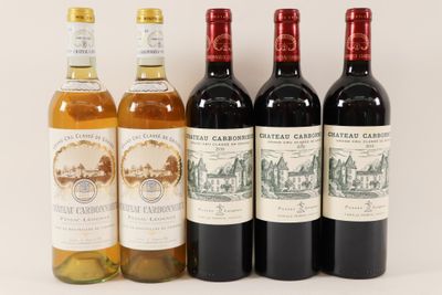 quatre bouteilles de vin sont posées les unes à côté des autres sur une surface blanche