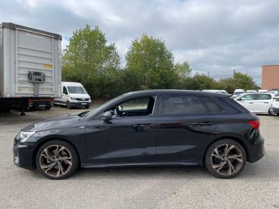 La voiture est garée sur le parking à côté du camion.