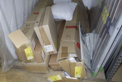 une pile de boîtes posées sur le sol