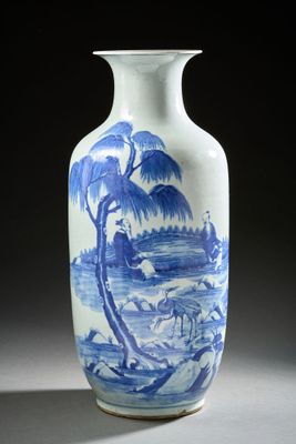 vase bleu et blanc orné d'une peinture représentant un paysage de montagne